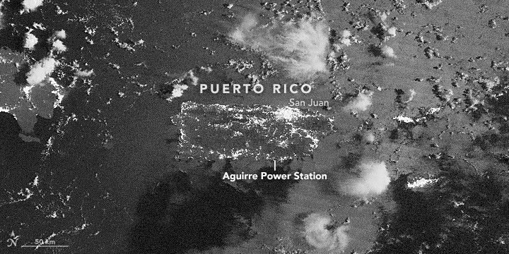 Puerto Rico visto de noche desde satélite, casi a oscuras tras la caída de una central eléctrica.
