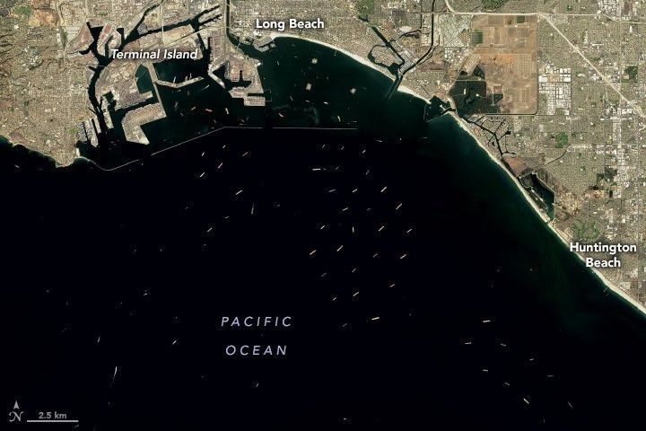 Decenas de portacontenedores fondeados esperando turno frente a los puertos de Los Ángeles y Long Beach.