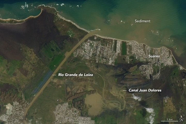 Puerto Rico visto desde satélite tras el huracán María: la vegetación arrasada y las aguas cargadas de lodo.