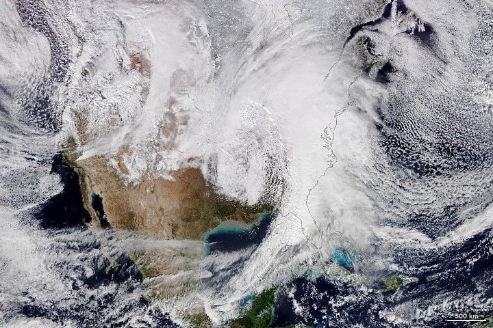 Vista satelital de una gran tormenta invernal cruzando el este de Estados Unidos, con el manto de nieve visible.