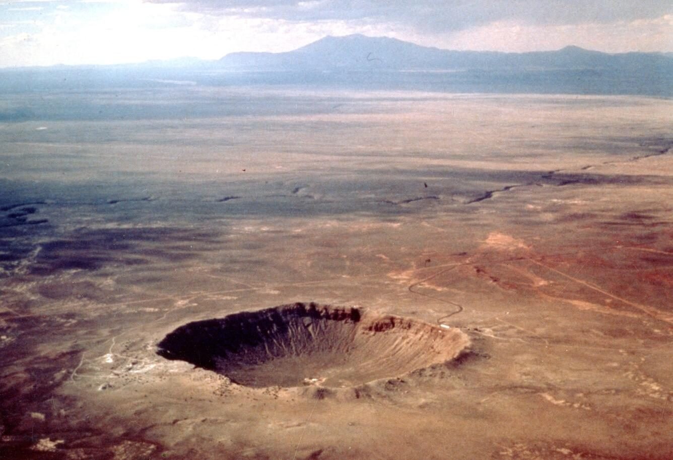 Vista aérea del Meteor Crater en Arizona, con su borde elevado y el manto de material expulsado.