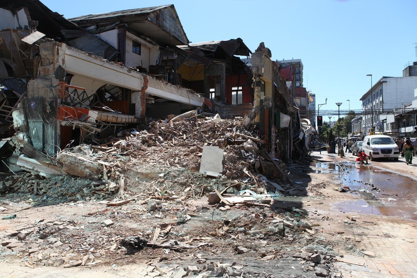 Edificio de mampostería colapsado en el centro de Concepción, Chile, tras el terremoto de magnitud 8.8 de 2010.